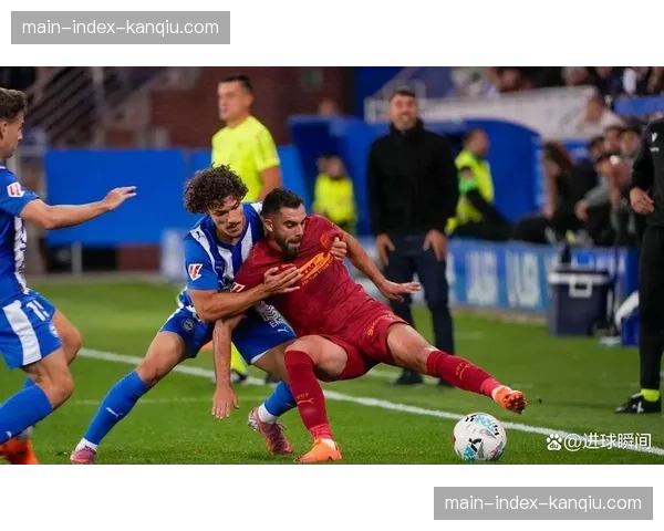 瓦伦西亚梅斯塔利亚球场，主队用快速边路进攻撕开对手防线