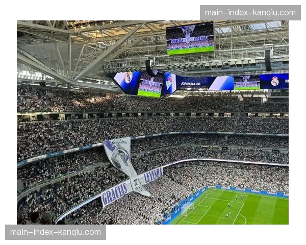 威斯特法伦球场南看台巨型Tifo致敬即将离任的多特蒙德CEO瓦茨克 威斯特法伦球场南看台巨型Tifo致敬即将离任的多特蒙德CEO瓦茨克