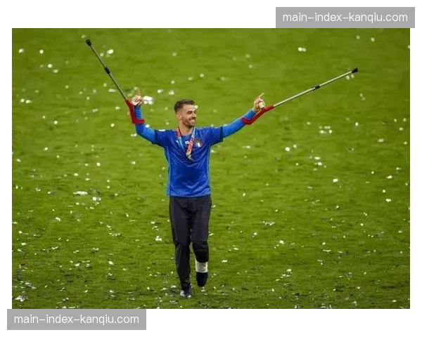 特写：时隔六个月复出，罗马老将斯皮纳佐拉替补登场获全场掌声
