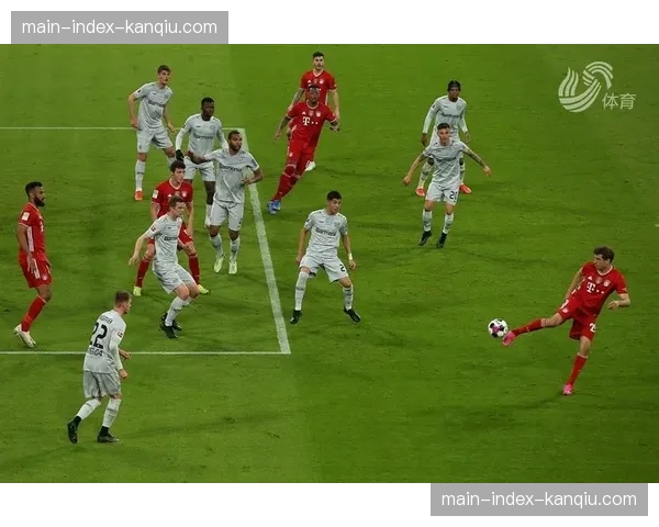 “战术复盘：拜仁vs勒沃库森一役，基米希角色转换如何串联混合防守体系”