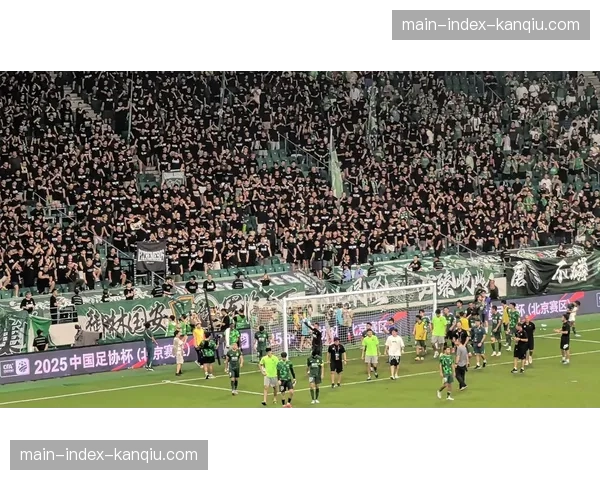 特写：看台上的传承，父子共同见证主队绝杀晋级