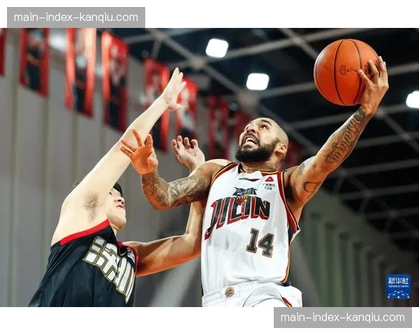 【2026年4月CBA联赛肋部渗透与纵深突破分析·赛中·焦点深圳对阵青岛比赛第三节，贺希宁连续两次从弧顶突破直杀篮下得分