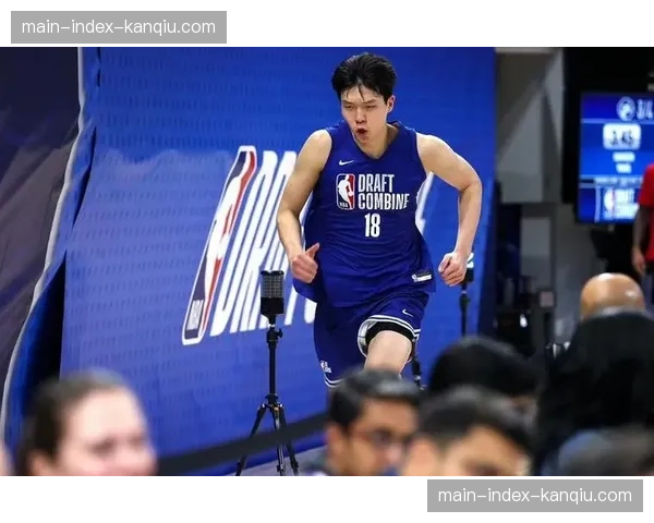 【2026年4月CBA联赛·赛中·聚焦特写：杨瀚森篮下连续封盖，点燃青岛国信水产主场气氛